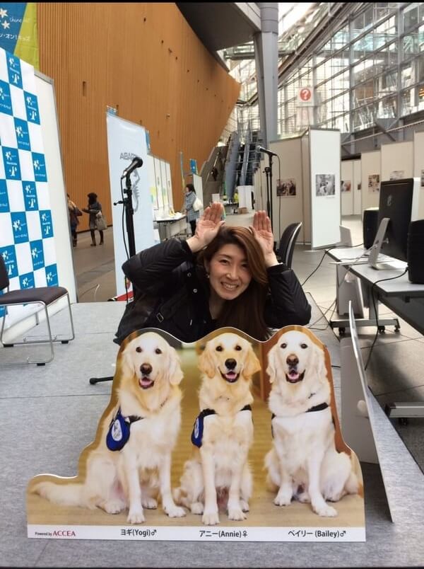 病院で働くファシリティドッグの写真展に行ったとき（犬という手話をしている）